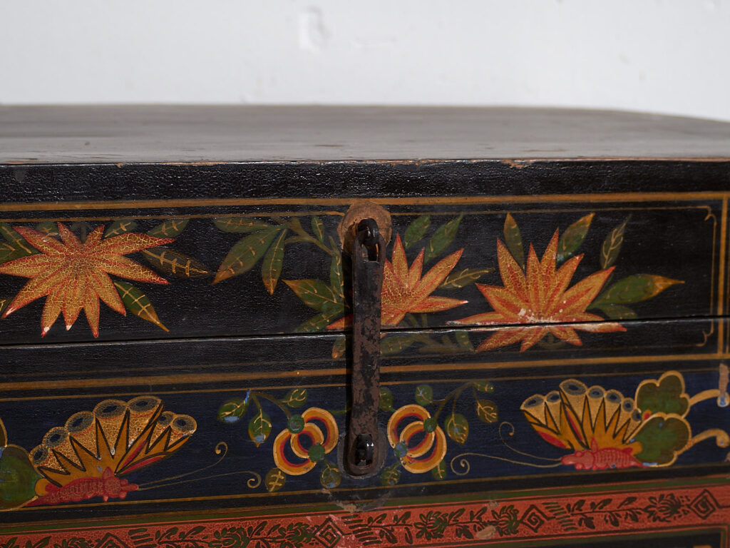 Baúl de madera antiguo con ilustraciones de flores de lotus (China, c.1900) #18