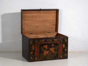 Baúl de madera antiguo con ilustraciones de flores de lotus (China, c.1900) #18