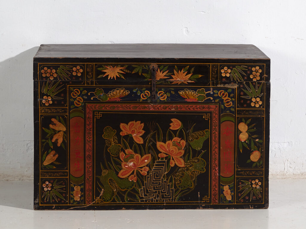 Baúl de madera antiguo con ilustraciones de flores de lotus (China, c.1900) #18