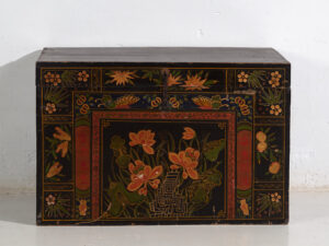 Baúl de madera antiguo con ilustraciones de flores de lotus (China, c.1900) #18