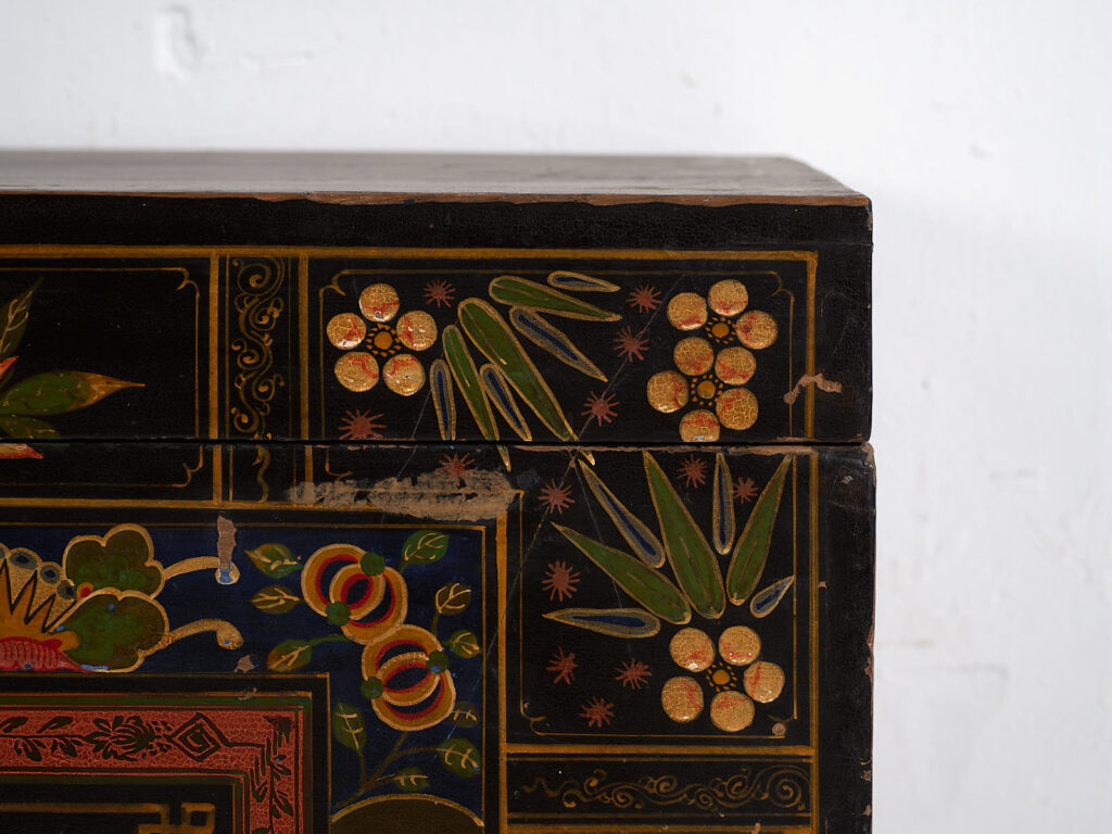 Baúl de madera antiguo con ilustraciones de flores de lotus (China, c.1900) #18