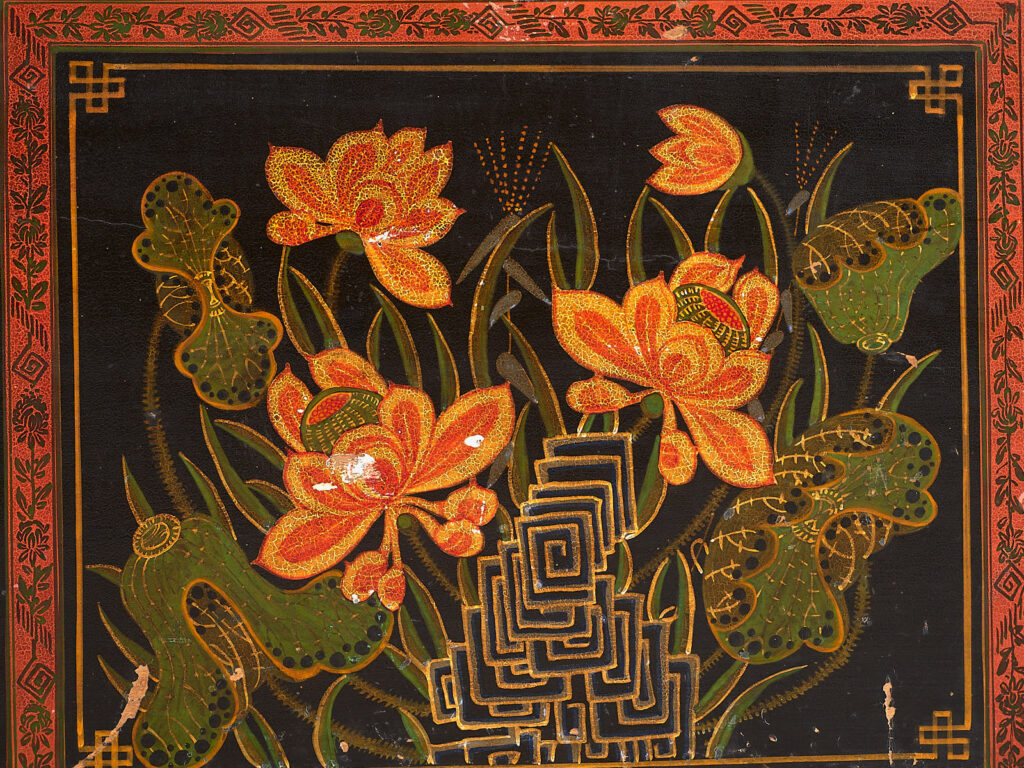 Baúl de madera antiguo con ilustraciones de flores de lotus (China, c.1900) #18
