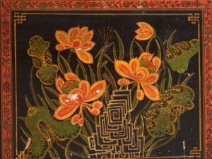 Baúl de madera antiguo con ilustraciones de flores de lotus (China, c.1900) #18