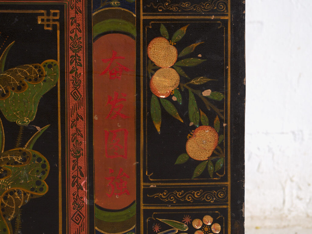 Baúl de madera antiguo con ilustraciones de flores de lotus (China, c.1900) #18