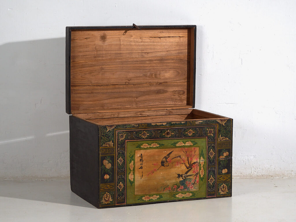 Baúl de ópera antiguo con ilustraciones de urracas (China, c.1900) #25