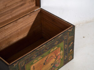 Baúl de ópera antiguo con ilustraciones de urracas (China, c.1900) #25