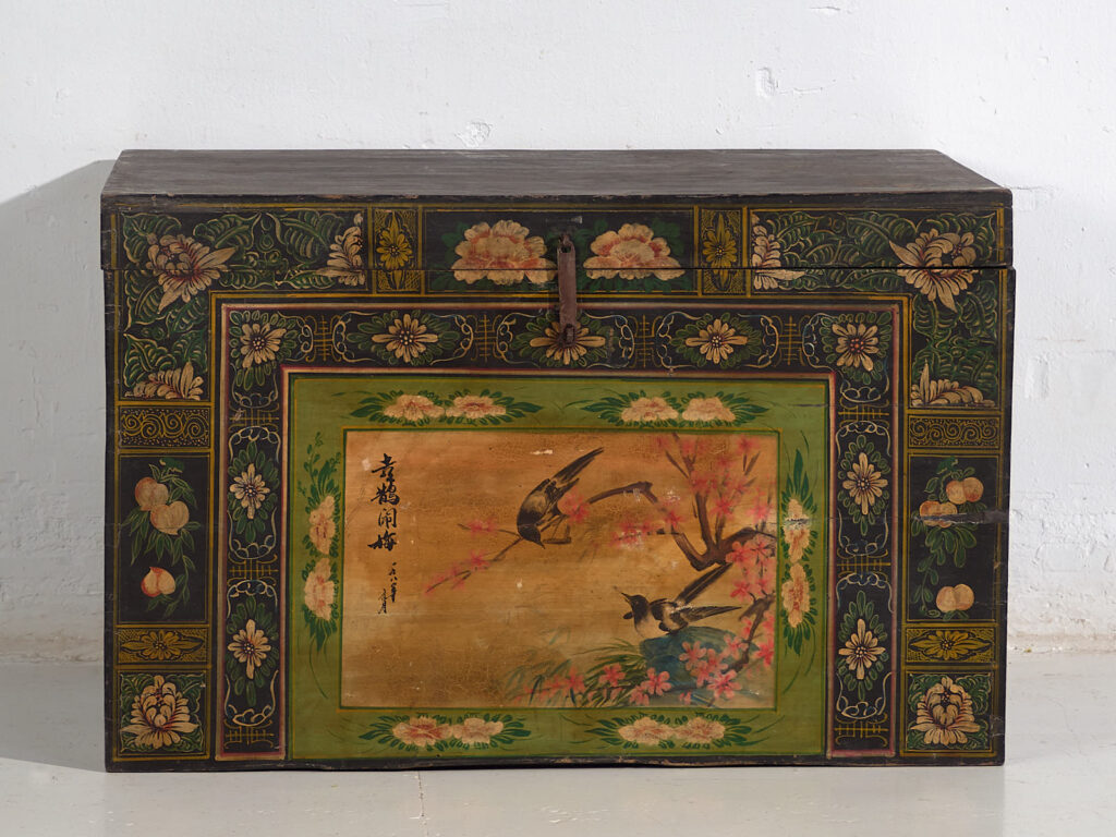 Baúl de ópera antiguo con ilustraciones de urracas (China, c.1900) #25