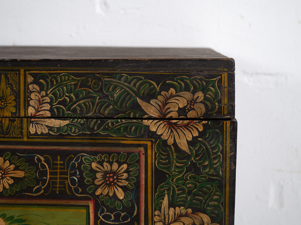 Baúl de ópera antiguo con ilustraciones de urracas (China, c.1900) #25