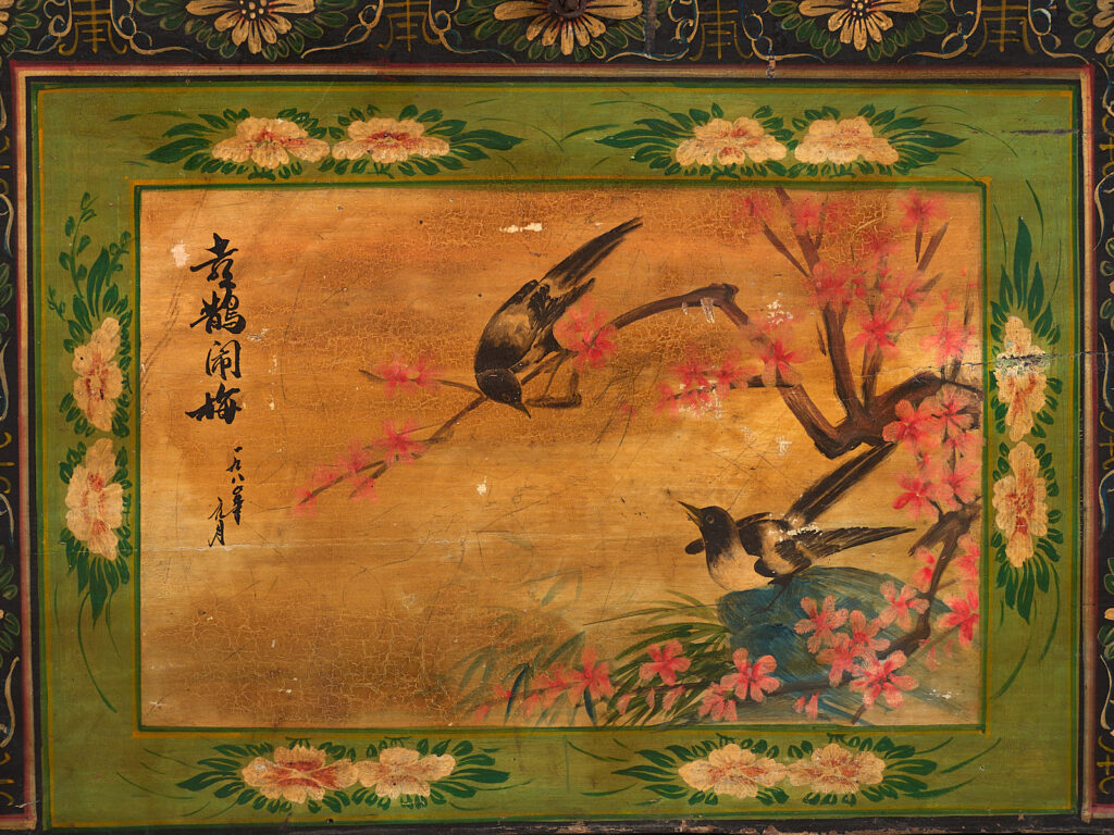 Baúl de ópera antiguo con ilustraciones de urracas (China, c.1900) #25