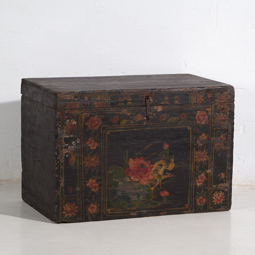 Baúl de ópera tradicional chino con la flor de lotus ilustrada (China, c.1900) #28