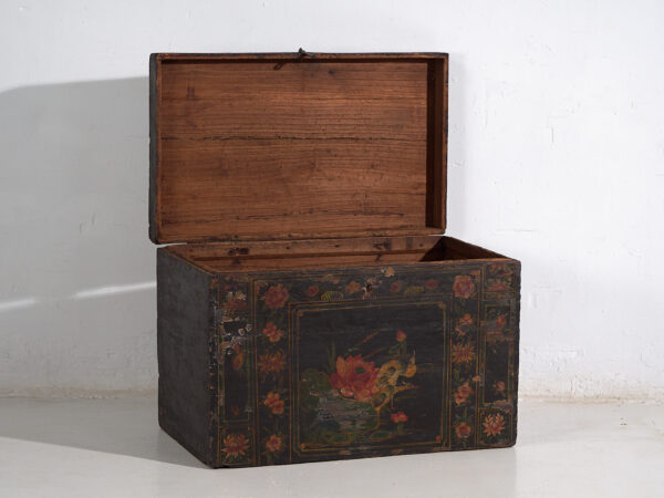 Baúl de ópera tradicional chino con la flor de lotus ilustrada (China, c.1900) #28