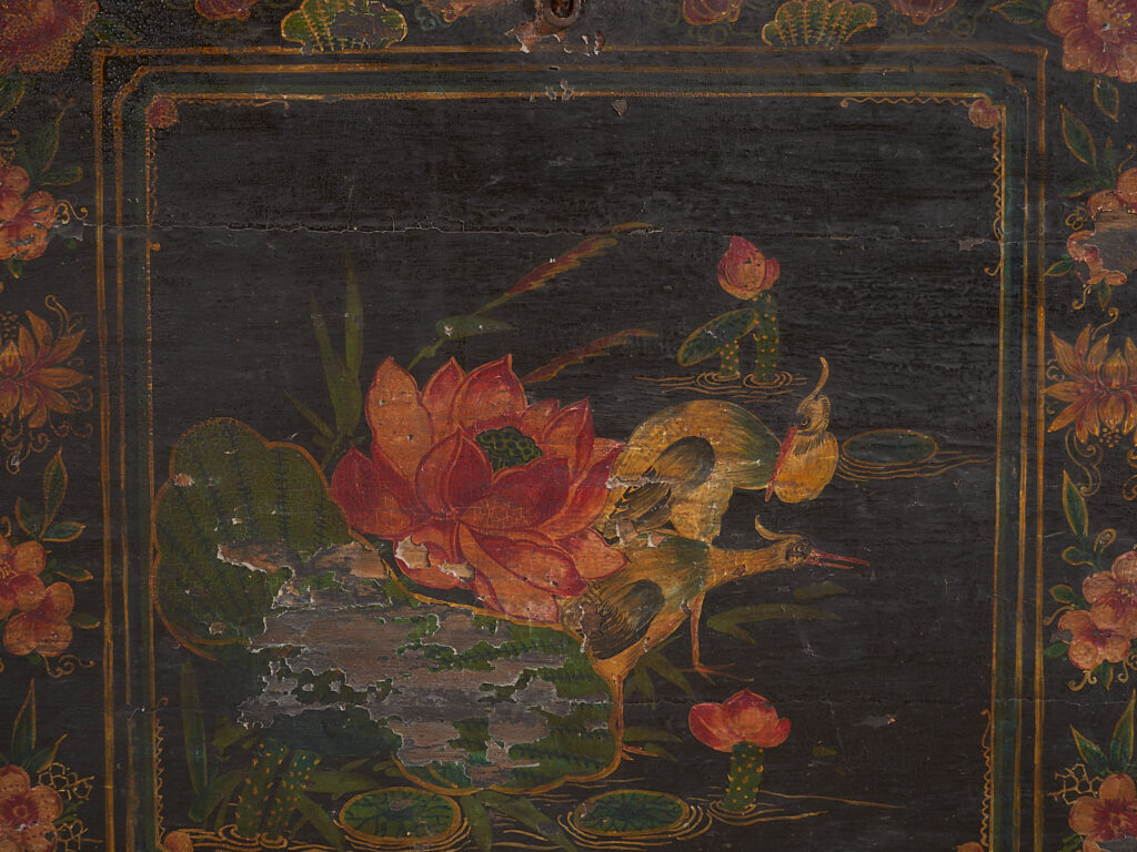 Baúl de ópera tradicional chino con la flor de lotus ilustrada (China, c.1900) #28