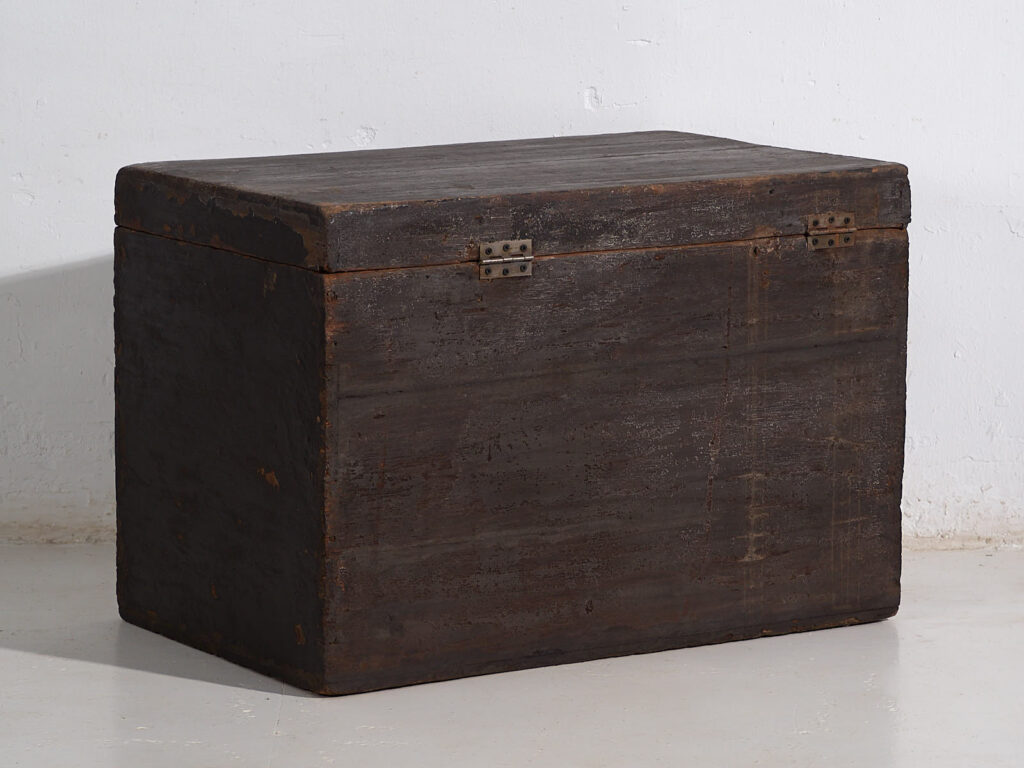 Baúl de ópera tradicional chino con la flor de lotus ilustrada (China, c.1900) #28