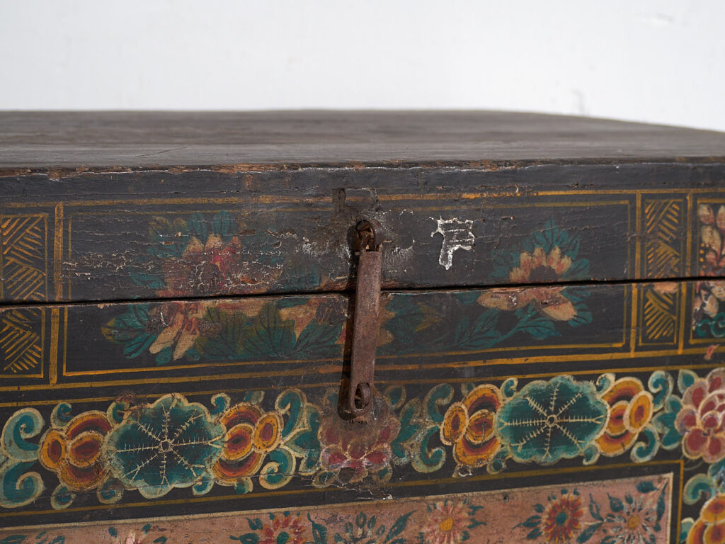 Baúl antiguo con un par de urracas ilustradas (China, c.1900) #29