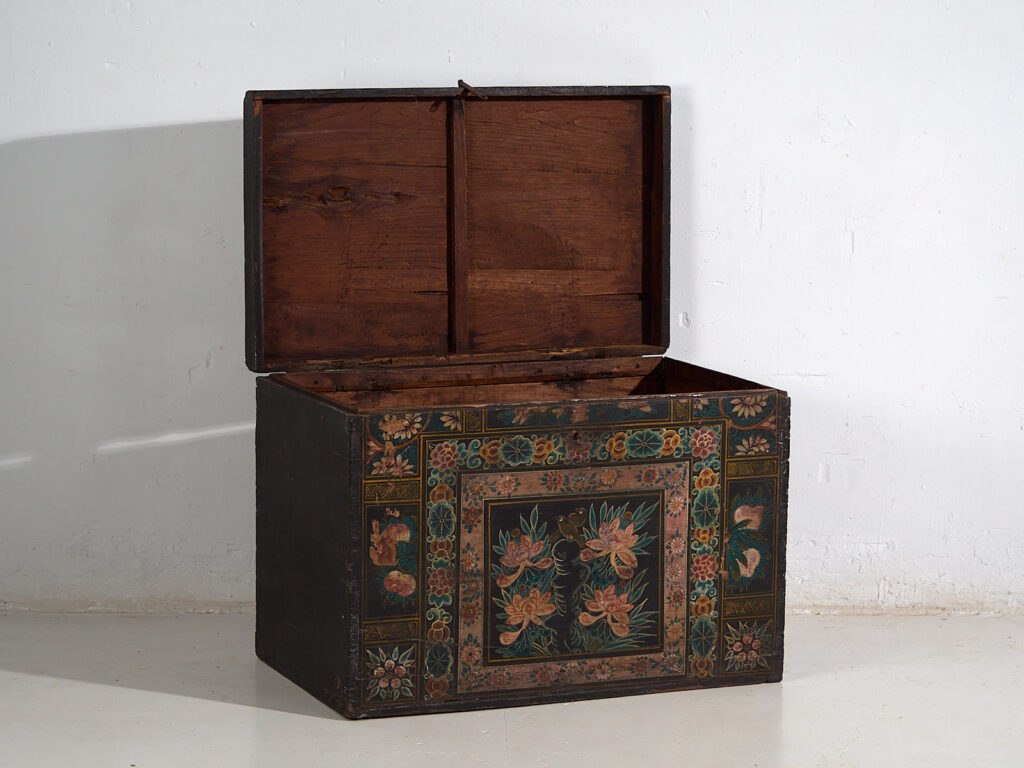 Baúl antiguo con un par de urracas ilustradas (China, c.1900) #29