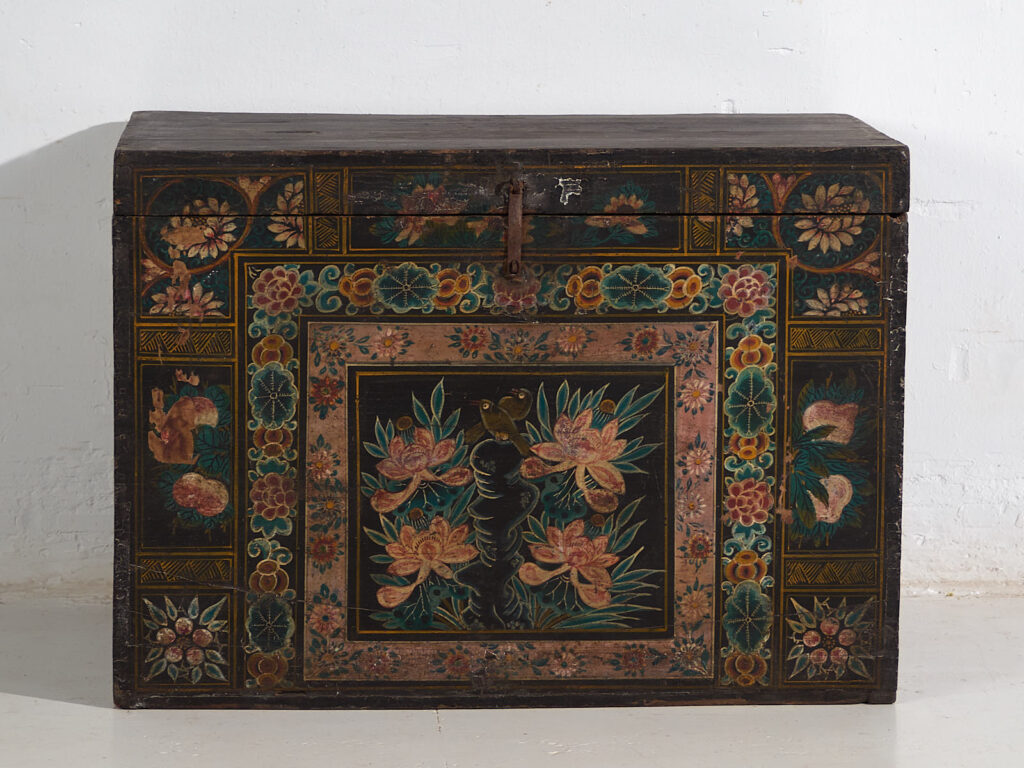 Baúl antiguo con un par de urracas ilustradas (China, c.1900) #29