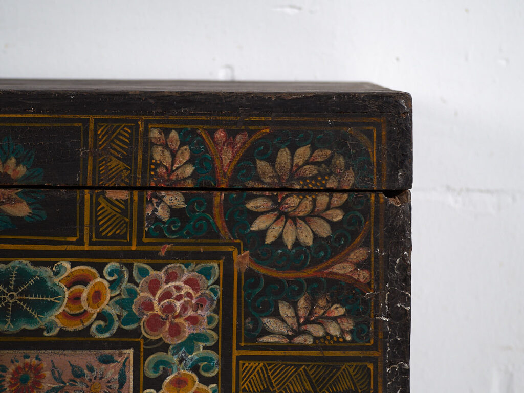 Baúl antiguo con un par de urracas ilustradas (China, c.1900) #29