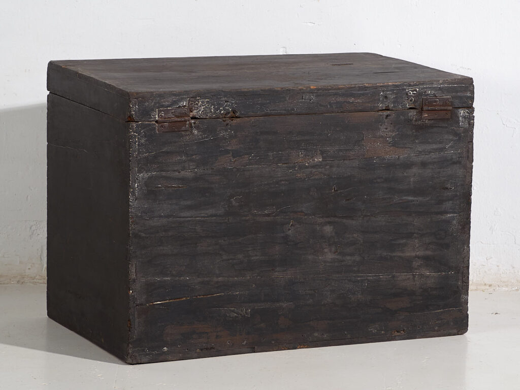 Baúl antiguo con un par de urracas ilustradas (China, c.1900) #29