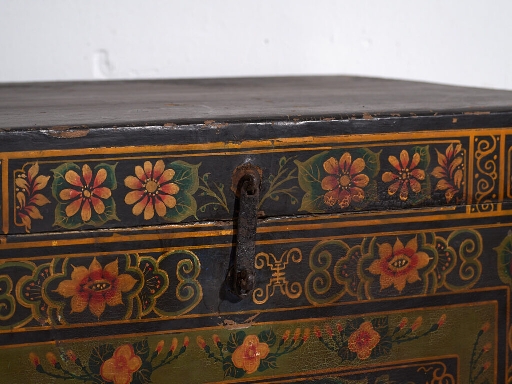 Baúl de madera antiguo con ilustraciones de peonías (China, c.1900) #5