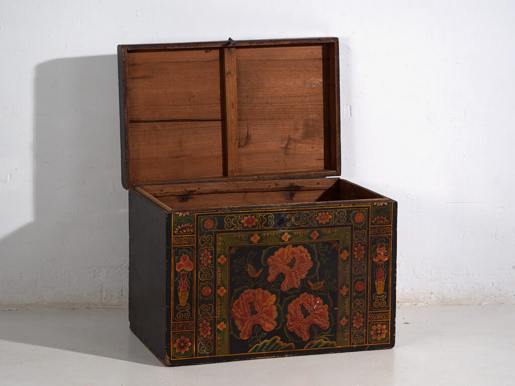 Baúl de madera antiguo con ilustraciones de peonías (China, c.1900) #5