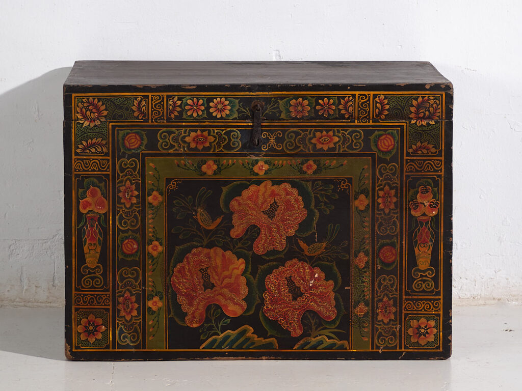 Baúl de madera antiguo con ilustraciones de peonías (China, c.1900) #5