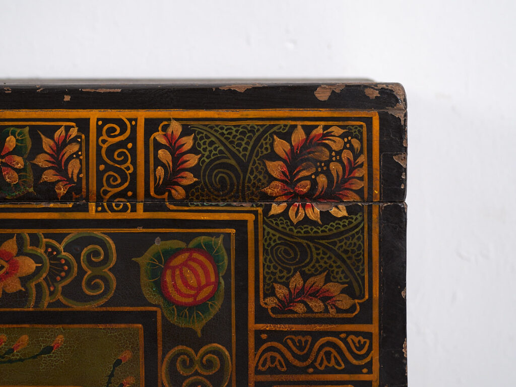 Baúl de madera antiguo con ilustraciones de peonías (China, c.1900) #5