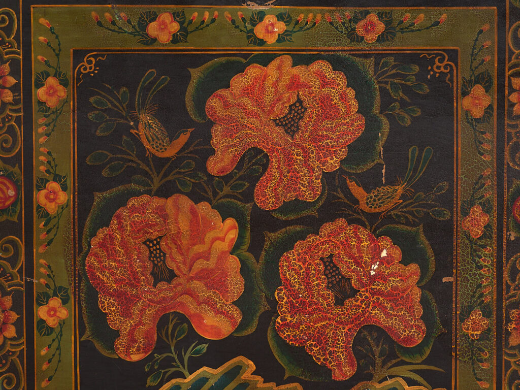 Baúl de madera antiguo con ilustraciones de peonías (China, c.1900) #5