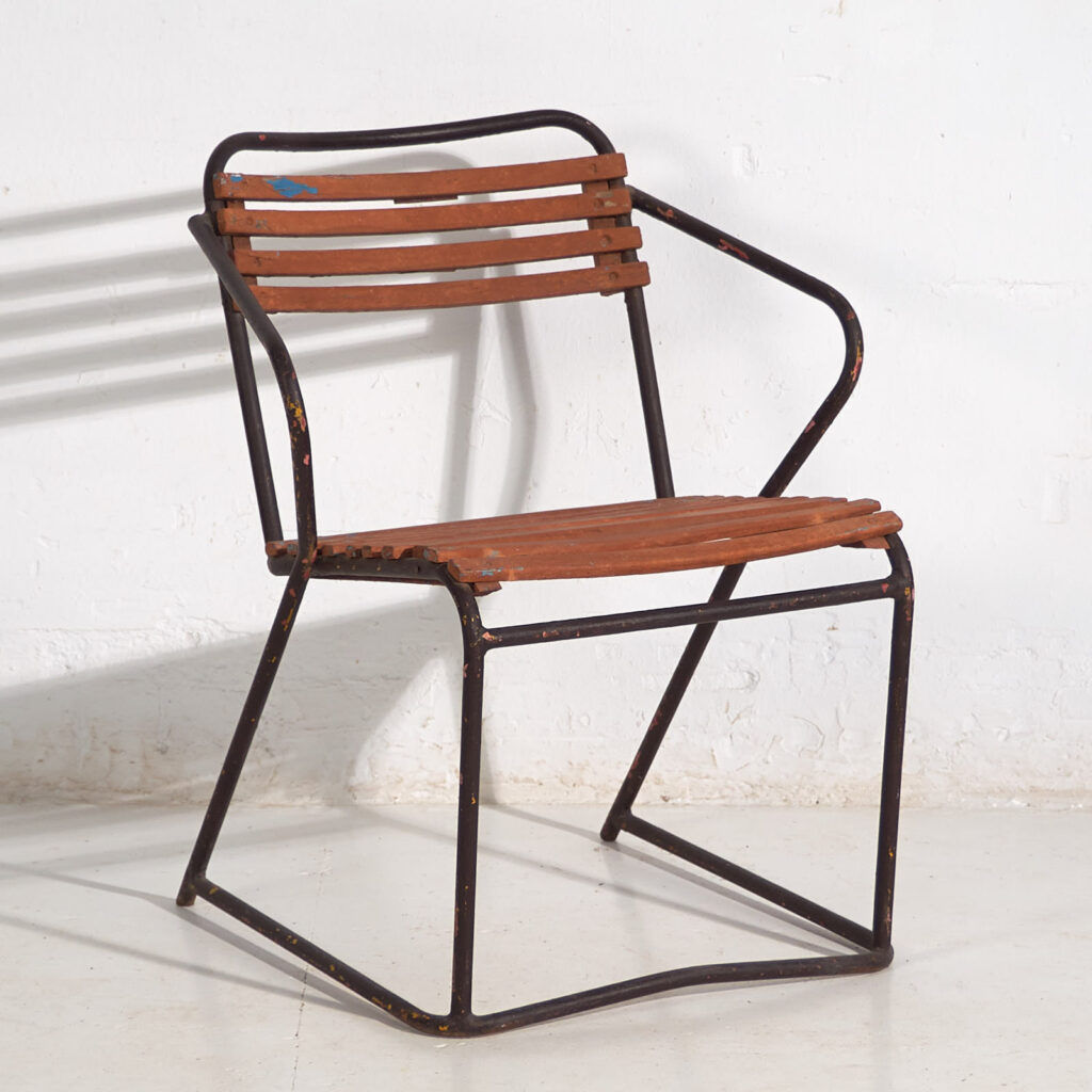 Silla de exterior antigua con reposabrazos (c.1920)