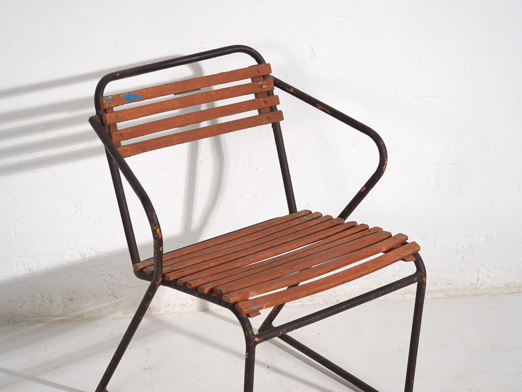 Silla de exterior antigua con reposabrazos (c.1920)