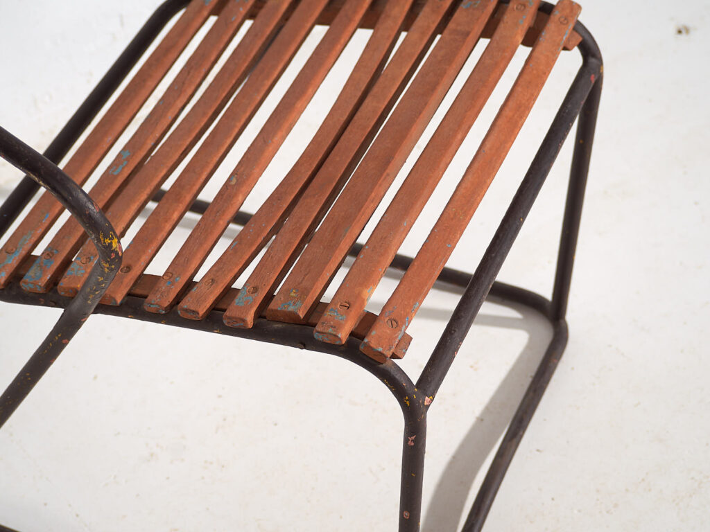 Silla de exterior antigua con reposabrazos (c.1920)