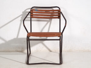 Silla de exterior antigua con reposabrazos (c.1920)