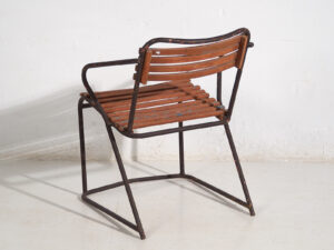 Silla de exterior antigua con reposabrazos (c.1920)