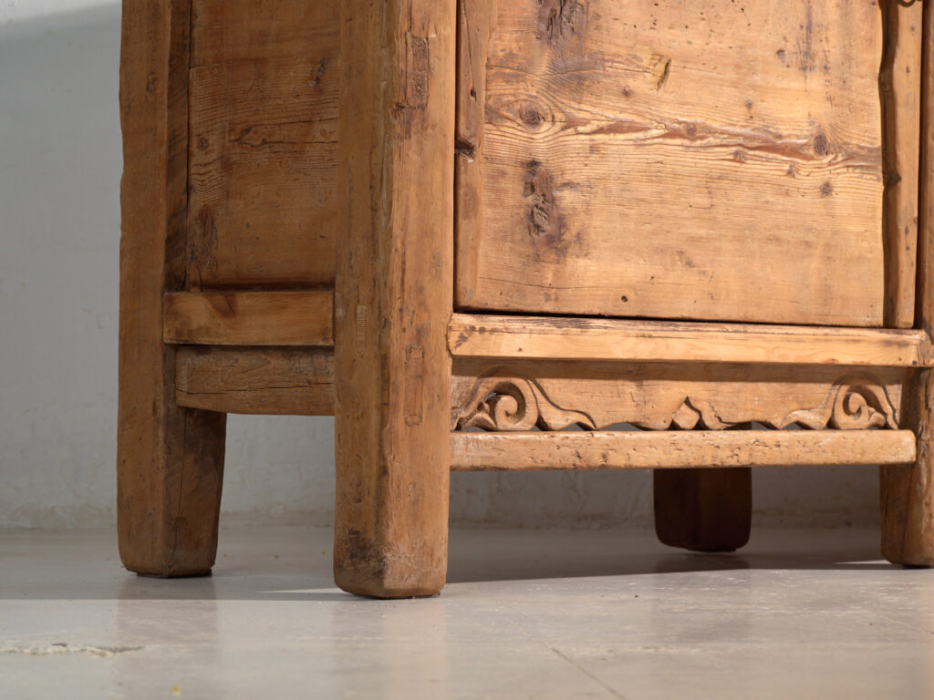 Aparador antiguo alto de madera de pino (c.1920)
