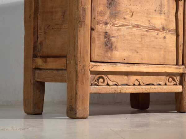 Aparador antiguo alto de madera de pino (c.1920)