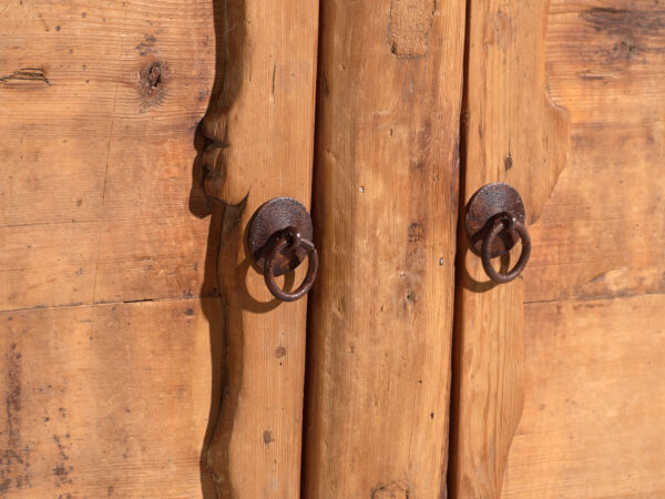 Aparador antiguo alto de madera de pino (c.1920)