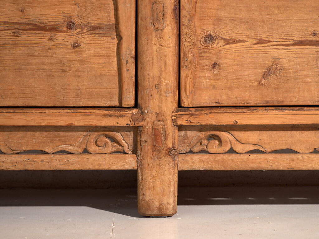 Aparador antiguo alto de madera de pino (c.1920)