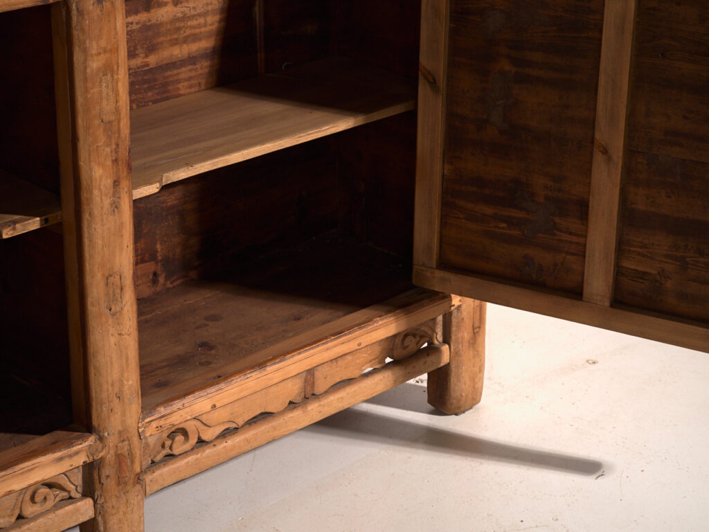 Aparador antiguo alto de madera de pino (c.1920)
