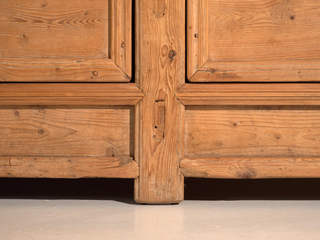 Aparador de madera antiguo de tres puertas (c.1920)