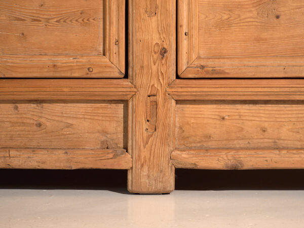 Aparador de madera antiguo de tres puertas (c.1920)