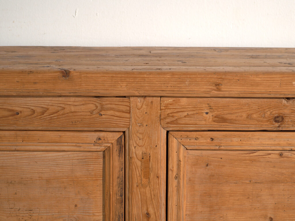 Aparador de madera antiguo de tres puertas (c.1920)