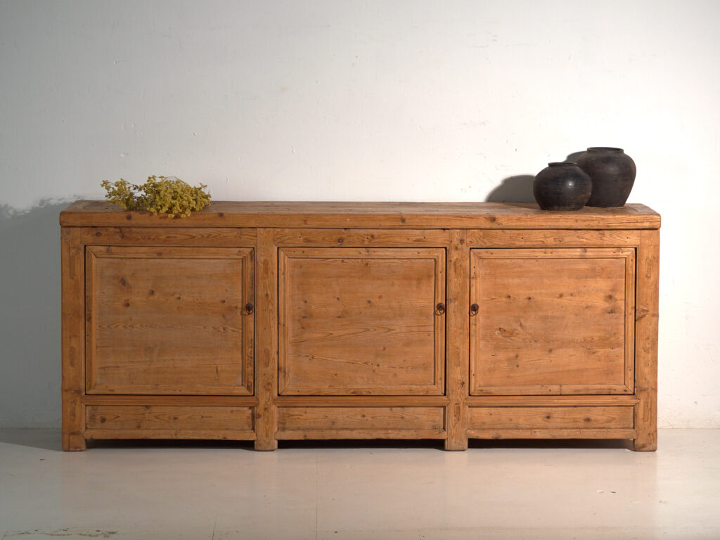 Aparador de madera antiguo de tres puertas (c.1920)