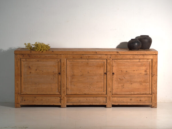 Aparador de madera antiguo de tres puertas (c.1920)