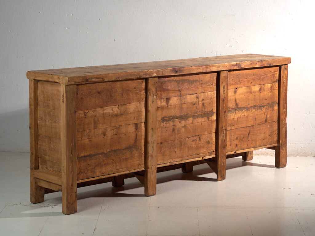 Aparador de madera antiguo de tres puertas (c.1920)