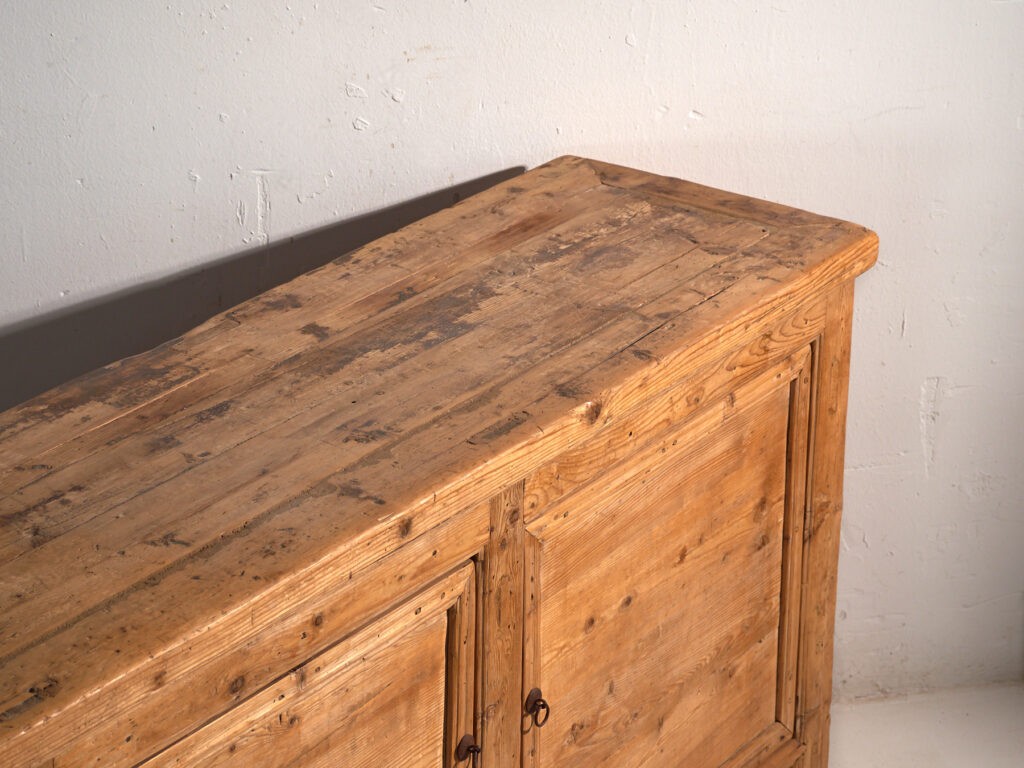 Aparador de madera antiguo de tres puertas (c.1920)
