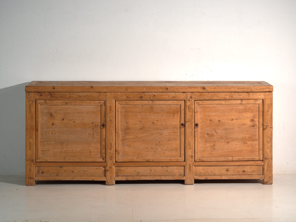 Aparador de madera antiguo de tres puertas (c.1920)