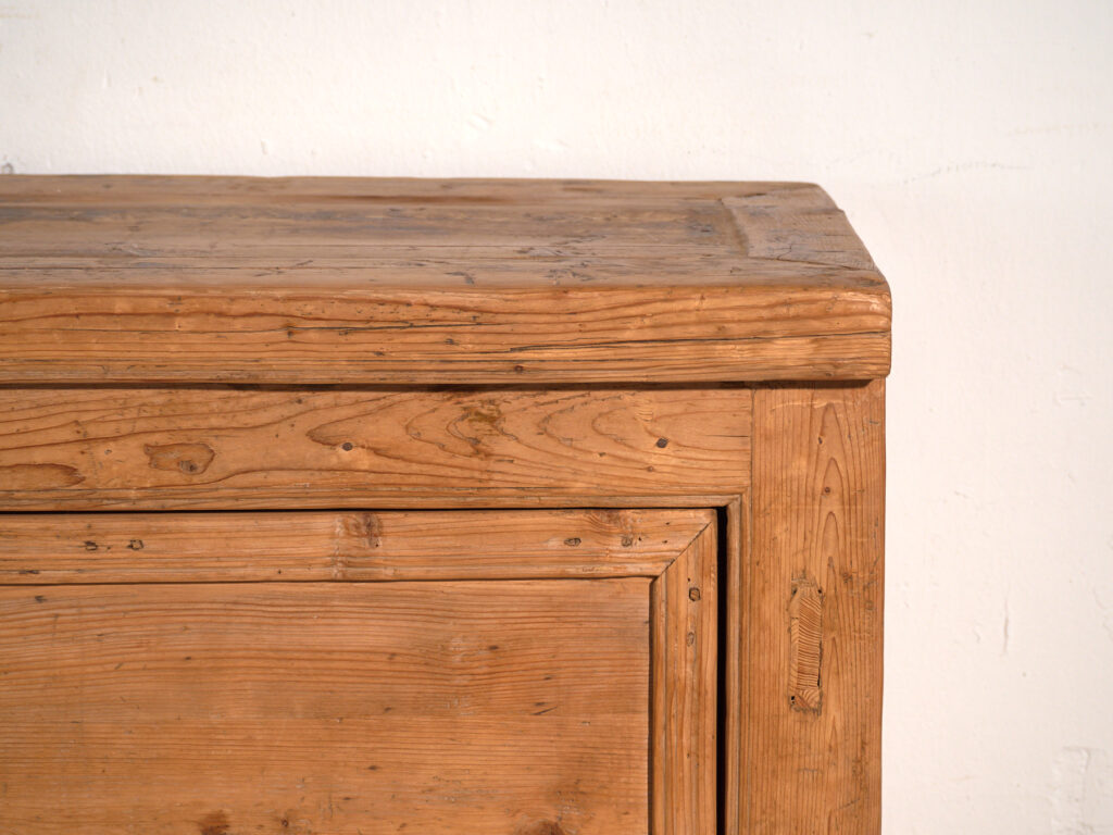 Aparador de madera antiguo de tres puertas (c.1920)