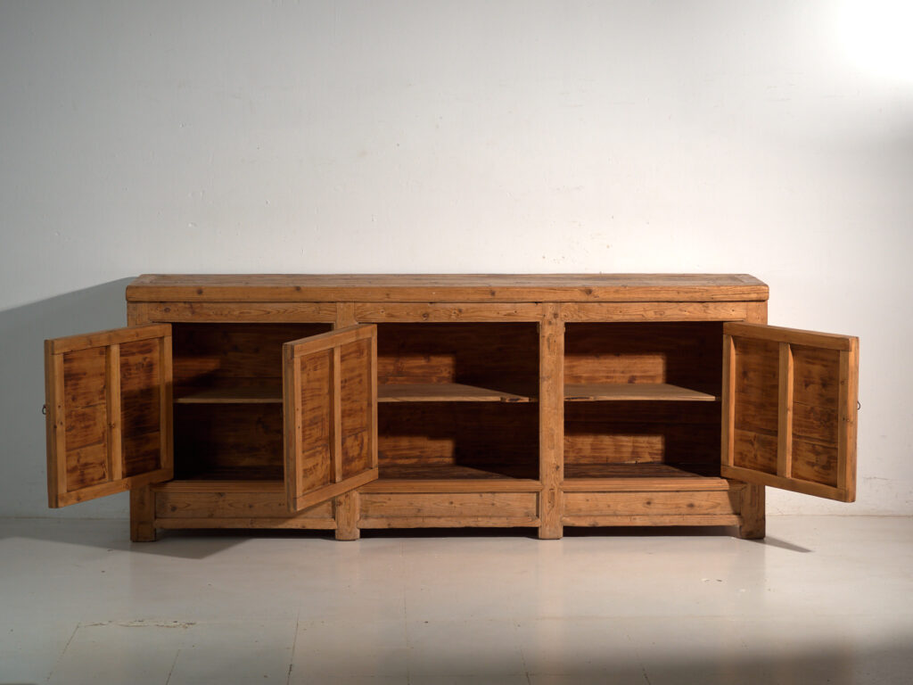Aparador de madera antiguo de tres puertas (c.1920)