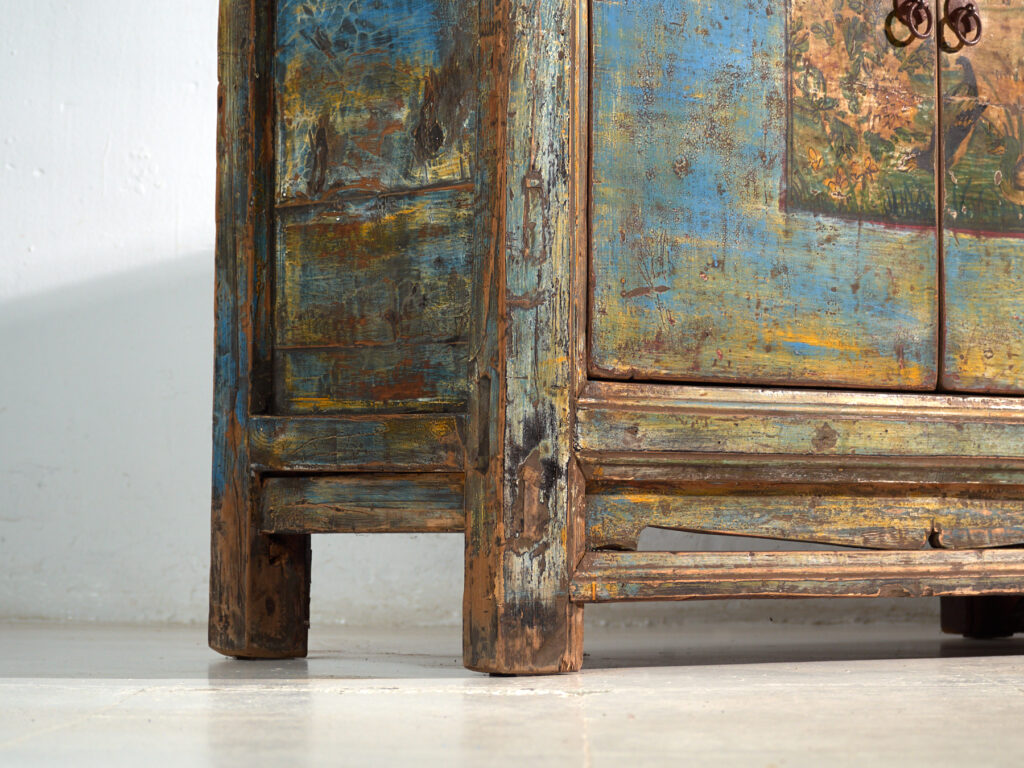 Aparador de entrada antiguo de madera de tonos azules y amarillos (c.1920)