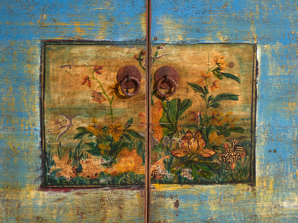 Aparador de entrada antiguo de madera de tonos azules y amarillos (c.1920)