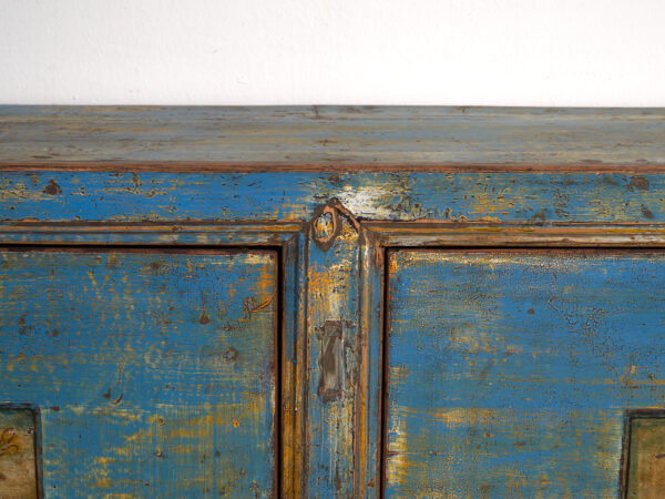 Aparador de entrada antiguo de madera de tonos azules y amarillos (c.1920)